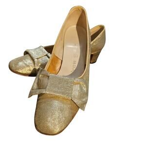 1960s Andrew Geller Metallic Gold Bow Heels Round Toe Block Heel Size 6.5 B / AA